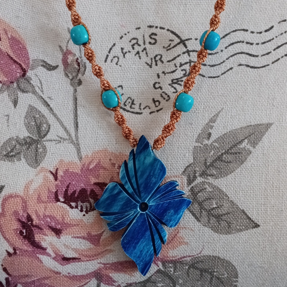 % Vintage Shell Hibiscus Flower Pendant Necklace
